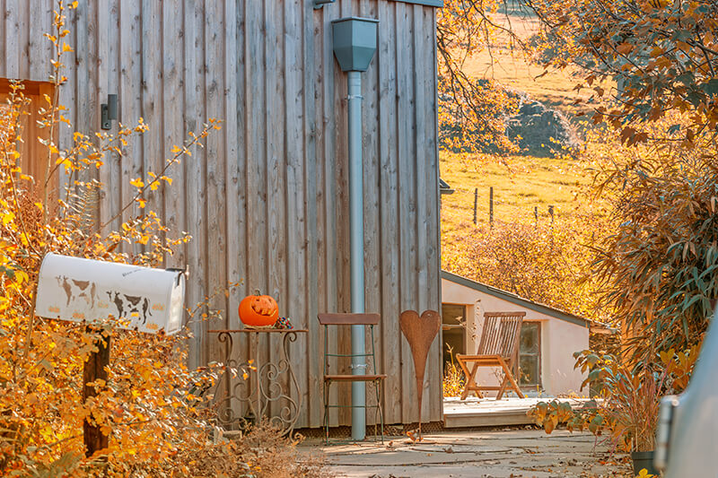 ökologischer Holzbau herbstlich